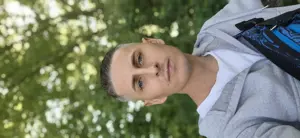 Neugieriger junger Mann. 