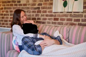 Freundschaftliches liebevolles Kuscheln gegen Einsamkeit und Stress 