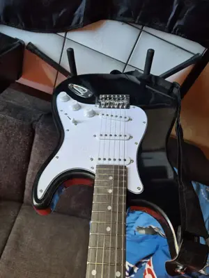 E-Gitarre von VOlt plus Verstärker