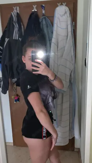 Biete echt private Fotos und heiße Videos von mir an 