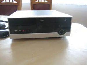 Mini PC Foxconn mit Tastatur und Maus