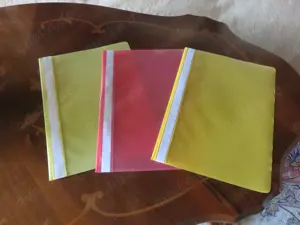 Schnellhefter aus Kunststoff in A4 zu verschenken