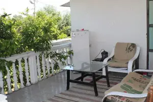 2-St. Haus 100 m , Grund. 200 m , Surfer-Sandstrand 1.500 m