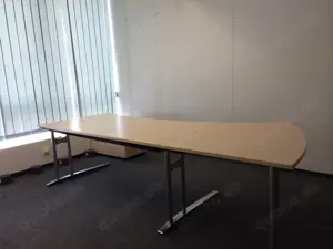 Schreibtisch mit Konferenzteil