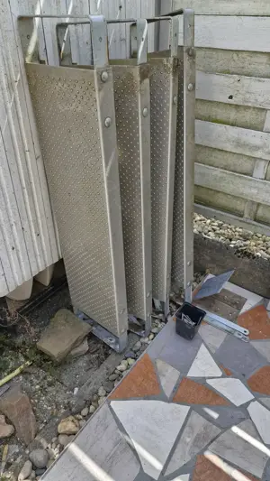 Metalltreppe für Außenbereich mit passendem neuen Holzbalken