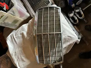 Mercedes 123 er kühler Grill 