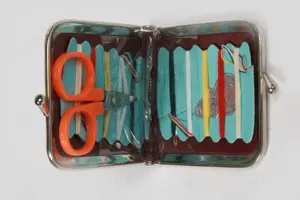 Nähset Reise Nähetui-Nähzeug klein weinrot m.Verschluß vintage 90er  