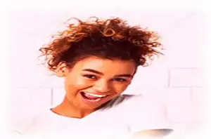 Eine lustige junge Gärtnerin sucht einen Mann, um sich in ihn zu verlieben