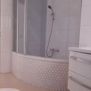 Erstbezug nach Sanierung. 2 ZW mit verglaste Loggia (bei Krankenhaus)  