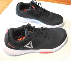 Neuwertige schwarze Reebok Sneaker Gr. 37,5