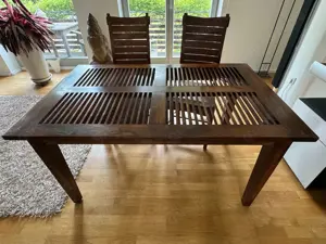 Sehr schöner Ess- oder Schreibtisch aus antikem Teakholz im Kolonialstil mit Glasplatte