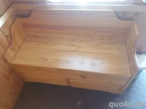 Holzbänke mit Staufächern 