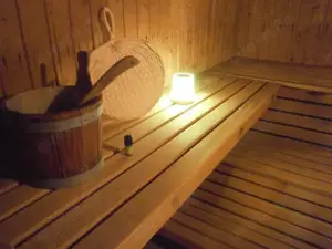 M bietet für W private Sauna und Massage 