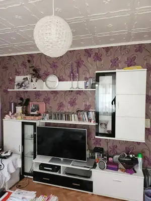 Moderner Wohnzimmerschrank mit schwarzen Hochglanz Schubladen