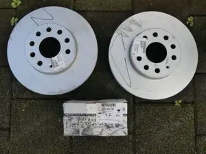 Bremsscheiben 5Q0 615 301H, Belege Vorne 5K0 698 151 für VW Audi Seat Skoda
