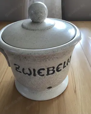 Zwiebeltopf mit Löcher