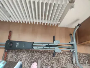 Ein Dripe X climber (vertical climber) trainiert Oberkörper-, Bauch- und Gesäßmuskulatur