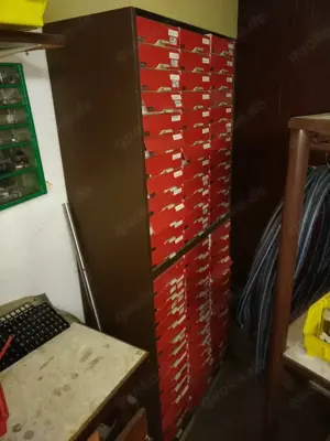Aktenschrank mit 72 Fächern
