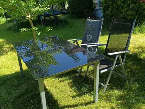 Gartentisch groß mit schwarzer Glasplatte und 6 Stühlen mit Polsterauflagen 