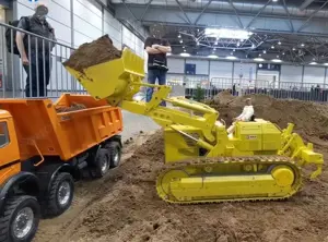 CAT 983 Laderaupe 1:8 Bild 3