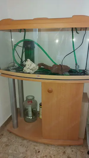 Aquarium mit Unterschrank und einigem Zubehör