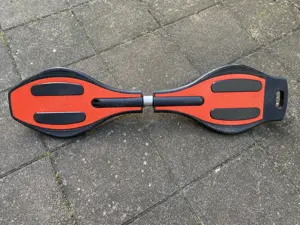 Rotes Waveboard abzuholen
