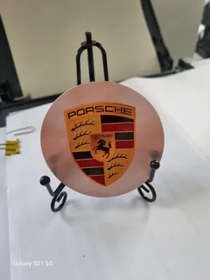 Originale Porsche Radnabenabdeckung auf einer Mini Staffelei