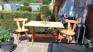 Tisch mit 2 Stühlen