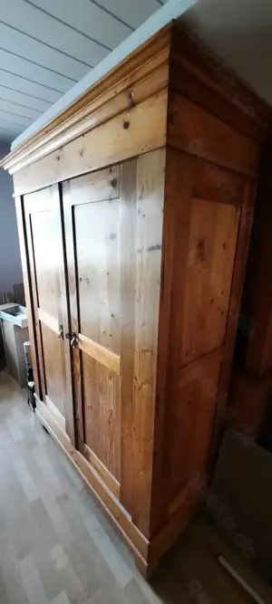Weichholzschrank