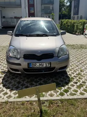 Toyota Yaris 1.0 linea sol Bild 1
