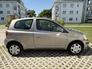 Toyota Yaris 1.0 linea sol Bild 2