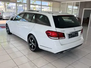 Mercedes-Benz E 220 CDI Schiebedach+Navi+AUT+Sitzhzg+PDC+AHK Bild 3