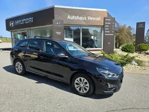 Hyundai i30 Kombi 1.6 CRDi Select Einparkhilfe Klimaanlage DAB Bild 2
