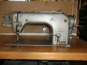 alte Industrienähmaschine Dürkopp 211-1 auf Nähtisch montiert