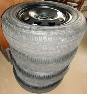 4 Sommer-Kompletträder, 195 65 R15 auf VW-Stahlfelgen Garagenfund, alt aber sehr gut erhalten.