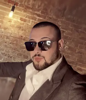 Junger gut aussehender gepflegter und XXL Mann
