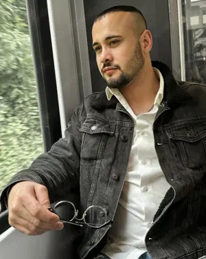 Junger gut aussehender gepflegter und XXL Mann