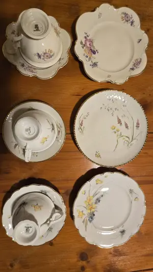 Sammeltassen mit Goldrand von 1931-1957