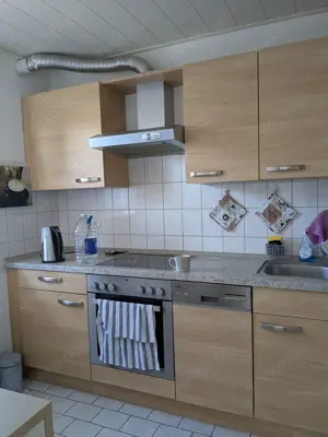 Komplette Küche mit 4 Herdplatten, Backofen, Geschirrspülmaschine, Kühlschrank und Gefrierschranaber