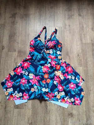 Gr. 36, neues Badekleid mit innen Shorts!