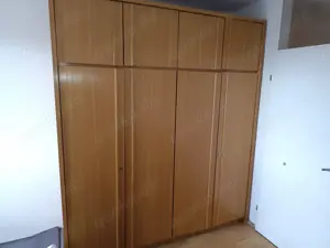 Zeitlos schöner Kleiderschrank - robuste Schreinerarbeit