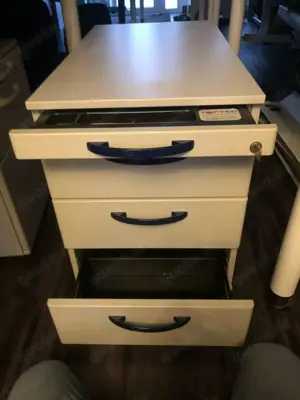 Büro Ausstattungen aus Bürotische (Konferenz), Bürostühle etc.