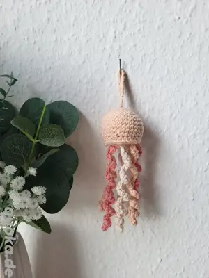 süßer Quallenanhänger (selbst gehäkelt)