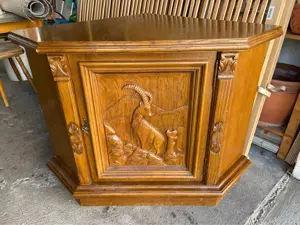 Eckschrank mit geschnitzter Tür