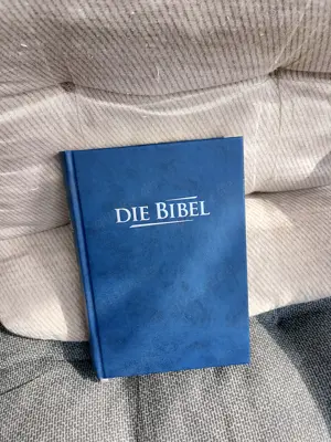 Verschenke eine Bibel und ein Taschenschirm 
