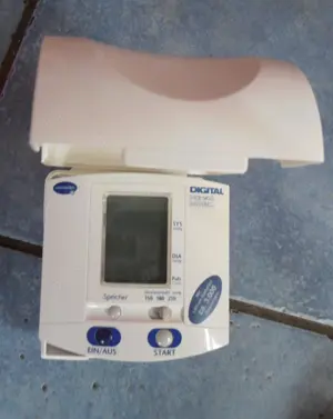 2x MARKEN Handgelenk-Blutdruckmessgerät SANITAS und HARTMANN Digital HG 140 Mobil