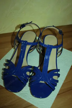 Sandaletten aus blauem Lackleder in Gr. 38 Manufaktur Rizzolli, neu