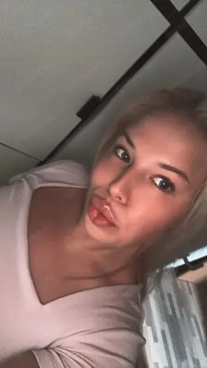 Mollige Blondine möchte gerne befummelt werden 