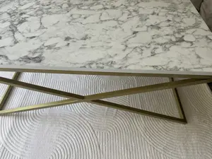 Tisch in Marmoropt k mit goldbeinen