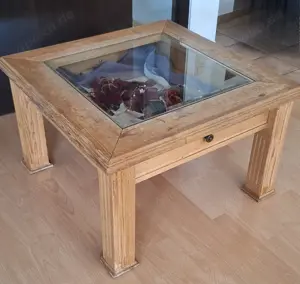 Couchtisch mit Glaseinlage und großer Schublade